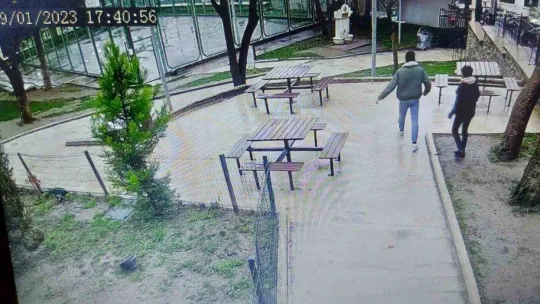 Bursa'da parktaki kedi kulübelerini yakıp, çöp kutularına zarar verdiler