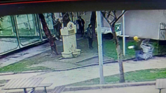 Bursa'da parktaki kedi kulübelerini yakıp, çöp kutularına zarar verdiler