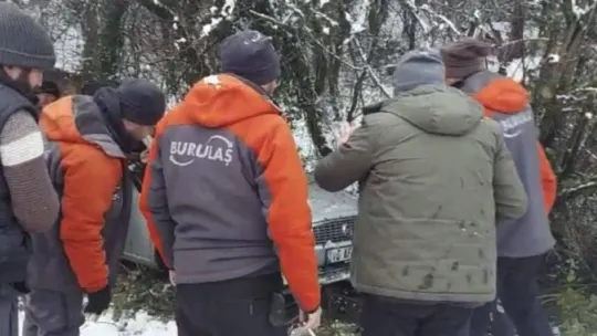 Bursa'da şarampole uçan otomobilin yardımına otopark görevlileri yetişti