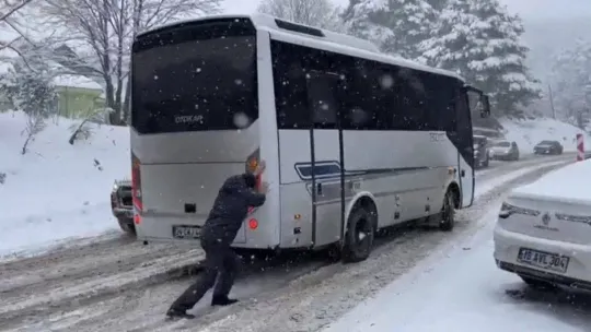 Bursa'da şarampole uçan otomobilin yardımına otopark görevlileri yetişti