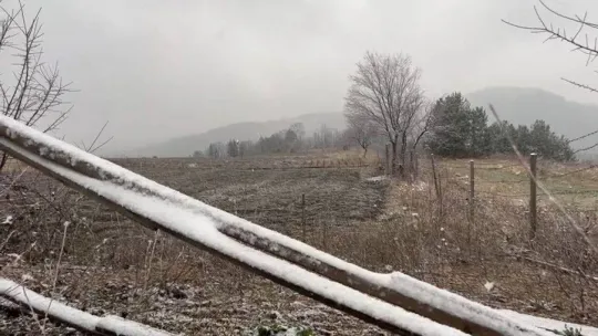 Bursa'da şehir merkezinin yüksek kesimlerine yılın ilk karı yağdı