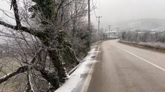 Bursa'da şehir merkezinin yüksek kesimlerine yılın ilk karı yağdı