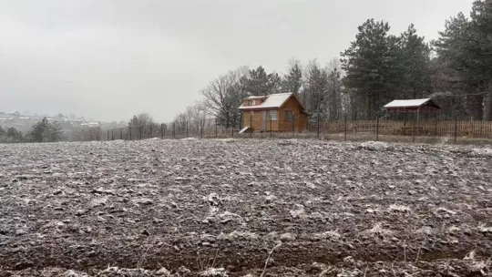 Bursa'da şehir merkezinin yüksek kesimlerine yılın ilk karı yağdı