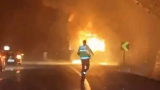 Bursa'da seyir halindeki kamyonet alev alev yandı