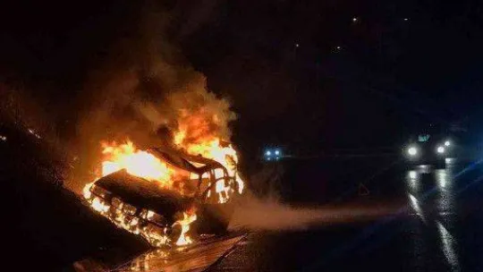 Bursa'da seyir halindeki otomobil alev alev yandı