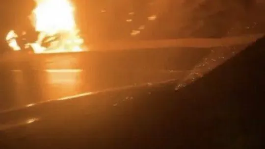 Bursa'da seyir halindeki otomobil alev alev yandı