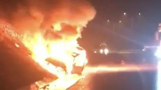 Bursa'da seyir halindeki otomobil alev alev yandı