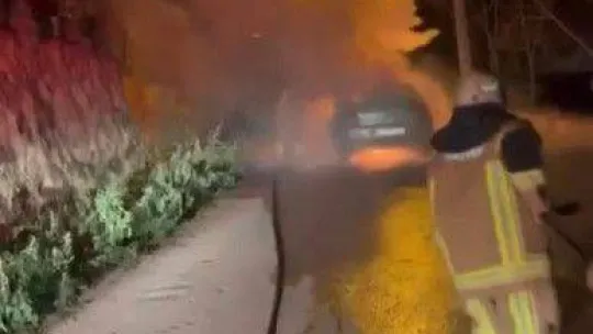 Bursa'da seyir halindeki otomobil alev alev yandı