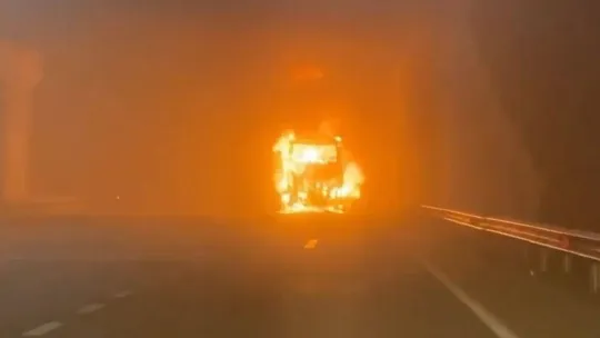 Bursa'da seyir halindeki yolcu otobüsü alev alev yandı