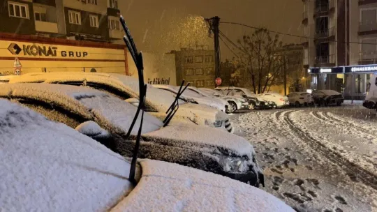 Bursa'da şiddetli kar yağışı etkisini gösterdi