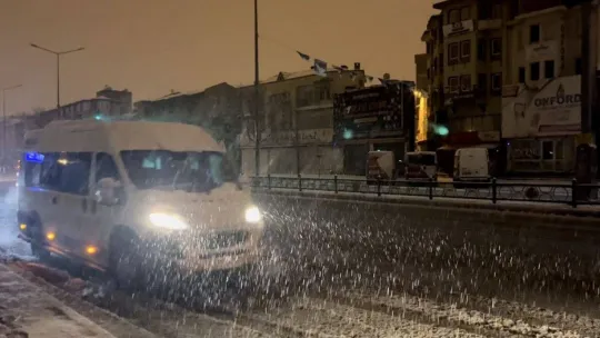 Bursa'da şiddetli kar yağışı etkisini gösterdi