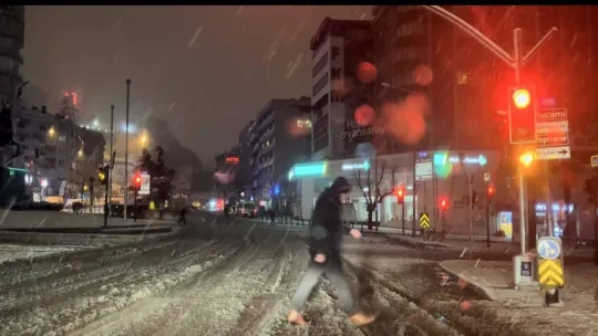 Bursa'da şiddetli kar yağışı etkisini gösterdi