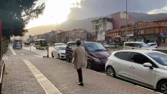 Bursa'da şiddetli lodos hayatı olumsuz etkiliyor