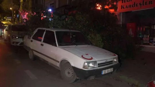 Bursa'da şiddetli lodosun etkisiyle kırılan ağaç, park halindeki otomobilin üzerine düştü