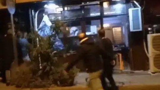 Bursa'da silah, sopa ve sandalyelerin kullanıldığı kavga kamerada