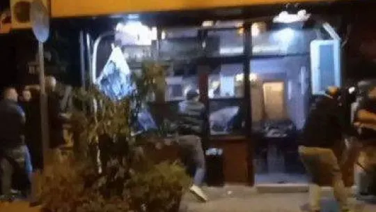 Bursa'da silah, sopa ve sandalyelerin kullanıldığı kavga kamerada