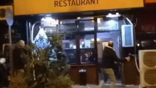 Bursa'da silah, sopa ve sandalyelerin kullanıldığı kavga kamerada