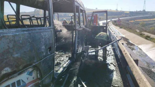 Bursa'da tamir için yola çıkan minibüs alev alev yandı