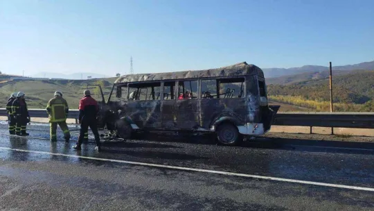 Bursa'da tamir için yola çıkan minibüs alev alev yandı