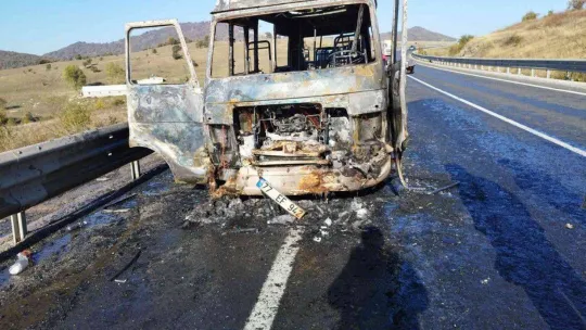 Bursa'da tamir için yola çıkan minibüs alev alev yandı