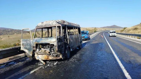 Bursa'da tamir için yola çıkan minibüs alev alev yandı