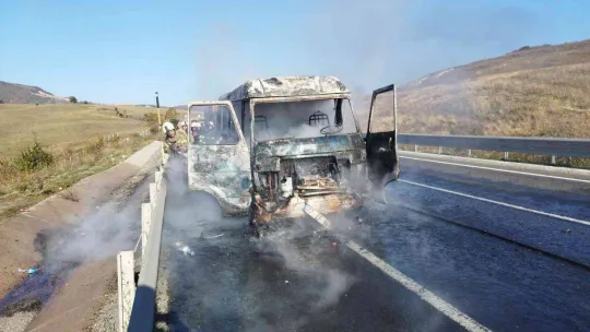 Bursa'da tamir için yola çıkan minibüs alev alev yandı