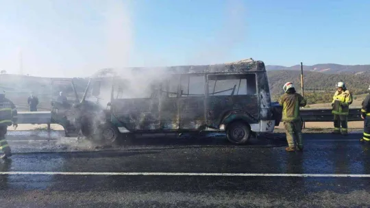 Bursa'da tamir için yola çıkan minibüs alev alev yandı