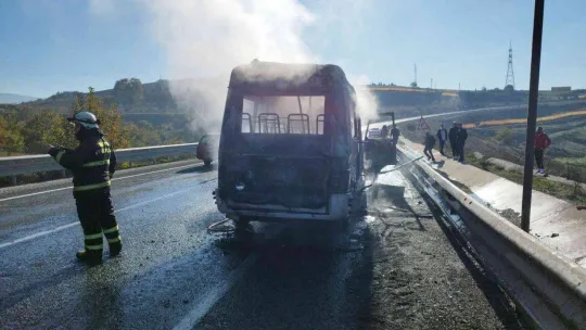 Bursa'da tamir için yola çıkan minibüs alev alev yandı