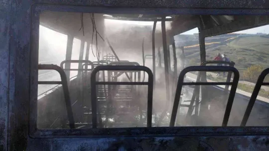 Bursa'da tamir için yola çıkan minibüs alev alev yandı