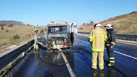 Bursa'da tamir için yola çıkan minibüs alev alev yandı