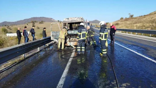 Bursa'da tamir için yola çıkan minibüs alev alev yandı