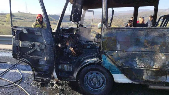 Bursa'da tamir için yola çıkan minibüs alev alev yandı