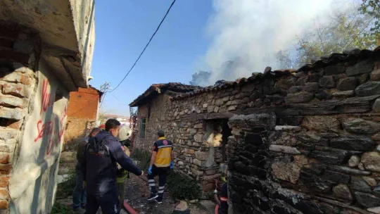 Bursa'da tarihi bina küle döndü