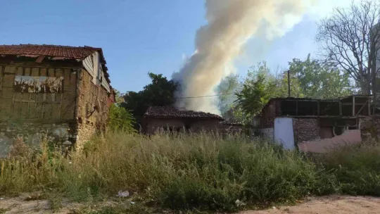 Bursa'da tarihi bina küle döndü
