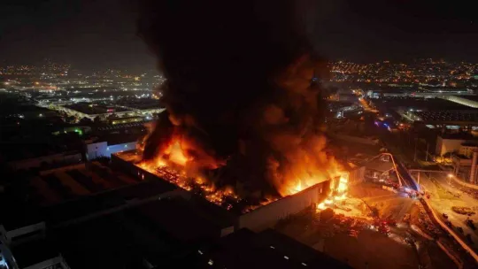 Bursa'da tekstil fabrikası yandı, sahibi endişeli gözlerle izledi