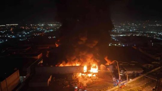Bursa'da tekstil fabrikası yandı, sahibi endişeli gözlerle izledi