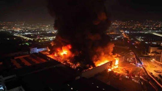 Bursa'da tekstil fabrikası yandı, sahibi endişeli gözlerle izledi