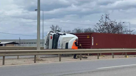 Bursa'da tır devrildi: 1 yaralı