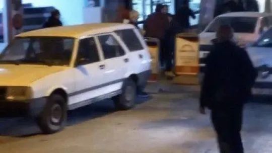 Bursa'da trafikte sinirler gergin...Yol verme yüzünden bıçak çekti