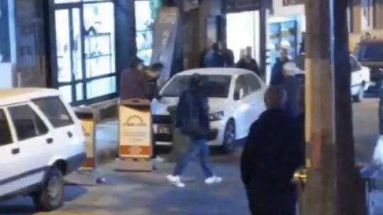 Bursa'da trafikte sinirler gergin...Yol verme yüzünden bıçak çekti