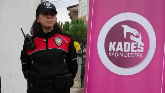 Bursa'da trafolar 'Susmak Şiddeti Gölgeler' sözleriyle boyanarak farkındalık oluşturuldu