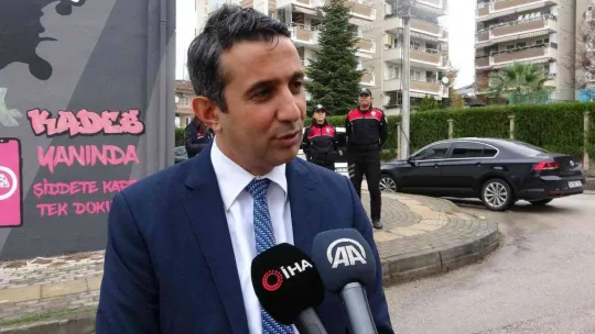 Bursa'da trafolar 'Susmak Şiddeti Gölgeler' sözleriyle boyanarak farkındalık oluşturuldu
