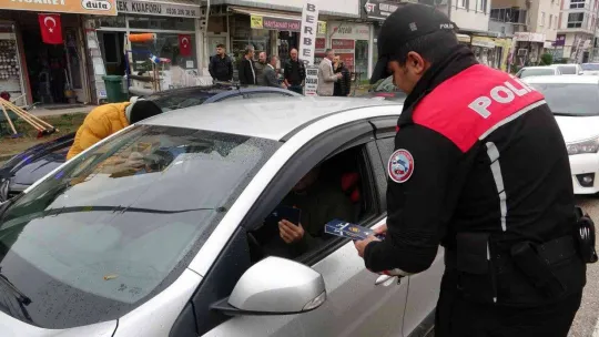 Bursa'da trafolar 'Susmak Şiddeti Gölgeler' sözleriyle boyanarak farkındalık oluşturuldu