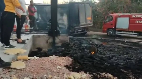 Bursa'da tutuşan ambalajlardan bir kamyon alev alev yandı