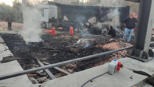 Bursa'da tutuşan ambalajlardan bir kamyon alev alev yandı