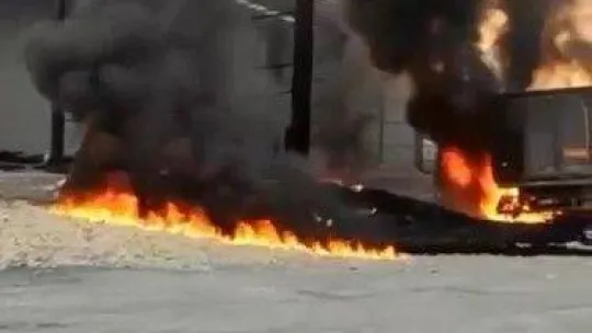 Bursa'da tutuşan ambalajlardan bir kamyon alev alev yandı