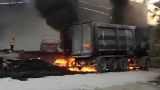 Bursa'da tutuşan ambalajlardan bir kamyon alev alev yandı