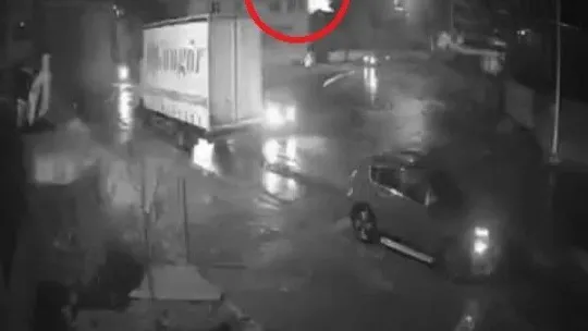 Bursa'da yangın evlere sıçramadan son anda söndürüldü