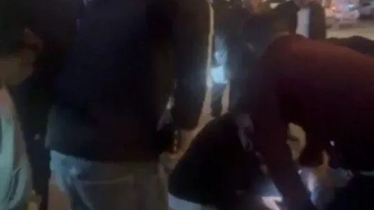 Bursa'da yol verme meselesi yüzünden tartıştığı kişiyi bıçaklayarak kaçtı