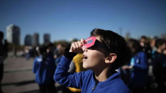 Bursa'da yüzlerce öğrenci güneş tutulması izledi
